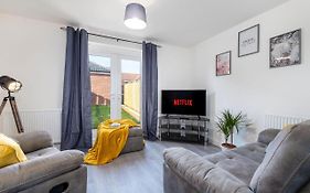 The Holt-Ideal For Contractors- Heartwarming 2 Bedrooms Apartment-Parking